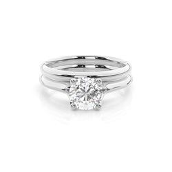 Diamant Verlobungsring in einer Krappenfassung mit passenden Ring