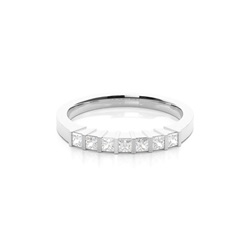 Anello Con Sette Pietre Semplici Con Impostazione Su Barra