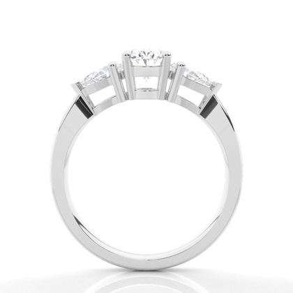 Ovaler und birnenförmiger Diamant-Verlobungsring mit drei Steinen in Krappenfassung