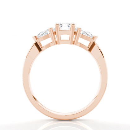 Verlobungsring mit Smaragd und Birne mit drei Diamanten in Krappenfassung