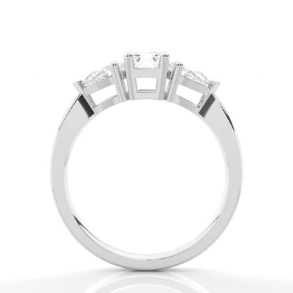 Verlobungsring mit Smaragd und Birne mit drei Diamanten in Krappenfassung