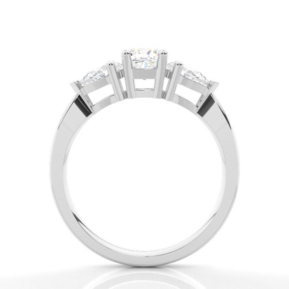 Kissen in Krappenfassung und Verlobungsring mit drei birnenförmigen Diamanten