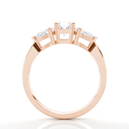 Asscher- und Birnen-Diamant-Verlobungsring mit drei Steinen in Krappenfassung