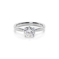 Diamant Verlobungsring in einer Krappenfassung mit Schulter Diamanten