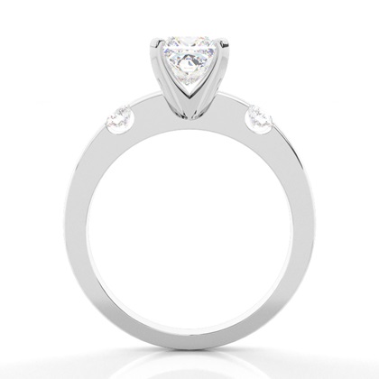 Drei Diamanten in einer Krappenfassung