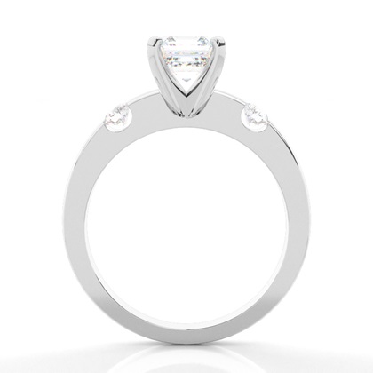 Drei Diamanten in einer Krappenfassung