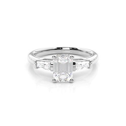 Anello A Tre Pietre Con Montatura A 4 Griffe