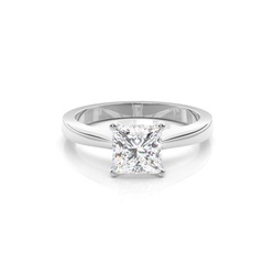 Diamantenring in einer Krappenfassung
