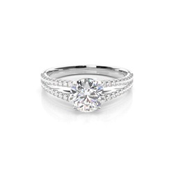 Diamant Verlobungsring in einer Krappenfassung mit Schulter Diamanten