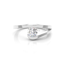 Drei Diamanten Ring in einer Krappenfassung