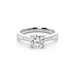 Anello Di Fidanzamento Con Pietra Laterale Con Montatura A 4 Griffe