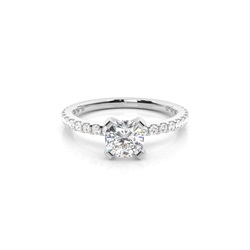 Diamant Verlobungsring in einer Krappenfassung mit Schulter Diamanten