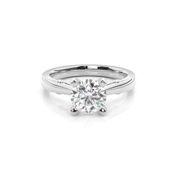 Diamantenring in einer Krappenfassung