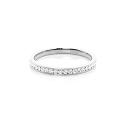 Runder Halb-Memoire Diamantring in einer Kanalfassung