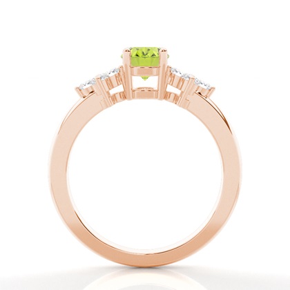 Ovaler Peridot Ring mit drei Steinen in einer Krappenfassung