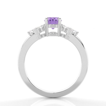 Ovaler Amethyst Ring mit drei Steinen in einer Krappenfassung