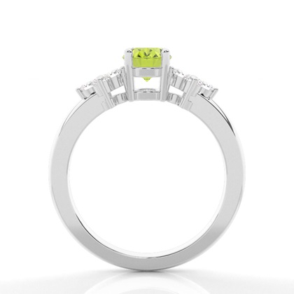 Ovaler Peridot Ring mit drei Steinen in einer Krappenfassung