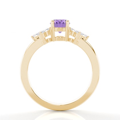 Ovaler Amethyst Ring mit drei Steinen in einer Krappenfassung