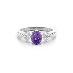 Ovaler Amethyst Ring mit drei Steinen in einer Krappenfassung