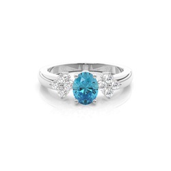 Ovaler Blautopas Ring mit drei Steinen in einer Krappenfassung