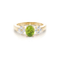 Ovaler Peridot Ring mit drei Steinen in einer Krappenfassung