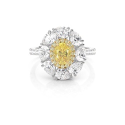 Gelber Diamantenring in einer Kanalfassung