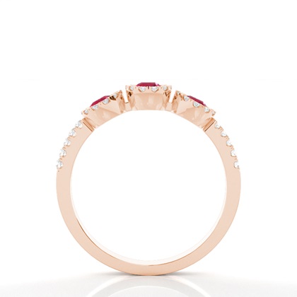Runder Rubinring mit drei Steinen in voller Fassung
