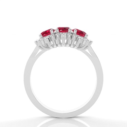 Ovaler Rubinring mit 4 Krappen und drei Steinen