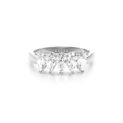 Fünf Diamanten in einer Krappenfassung