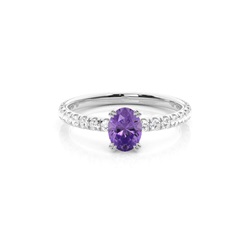 Ovaler Amethyst Verlobungsring in einer Krappenfassung