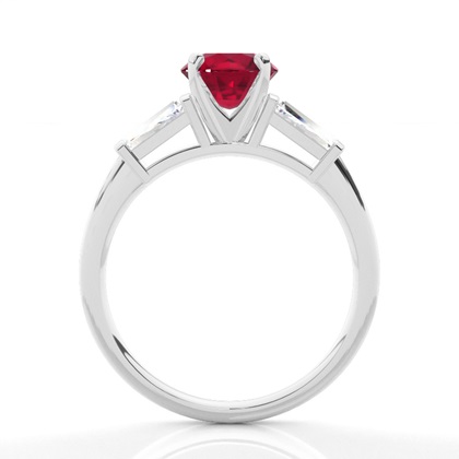 Zinkeneinstellung runder Rubin-Drei-Stein-Ring