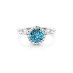 Runder Blautopas Ring mit Seitensteinen in einer Krappenfassung