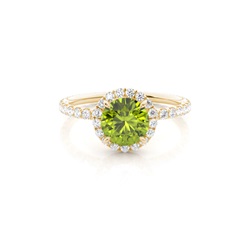 Runder Peridot Ring mit Seitensteinen in einer Krappenfassung