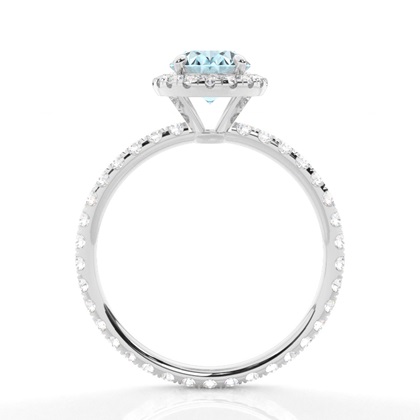 Ovaler Aquamarin Ring mit Seitensteinen in einer Krappenfassung