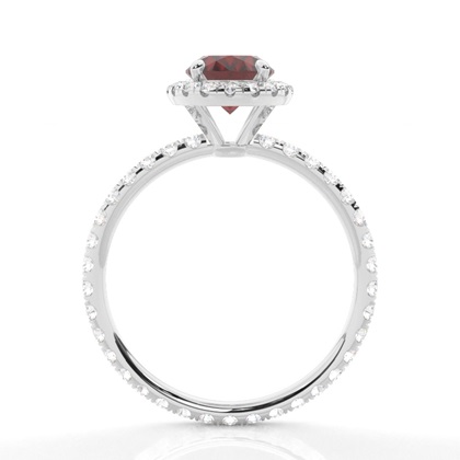 Ovaler Granat Ring mit Seitensteinen in einer Krappenfassung