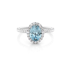 Ovaler Aquamarin Ring mit Seitensteinen in einer Krappenfassung
