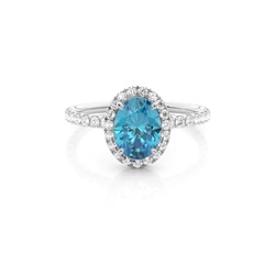 Ovaler Blautopas Ring mit Seitensteinen in einer Krappenfassung