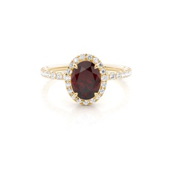 Ovaler Granat Ring mit Seitensteinen in einer Krappenfassung