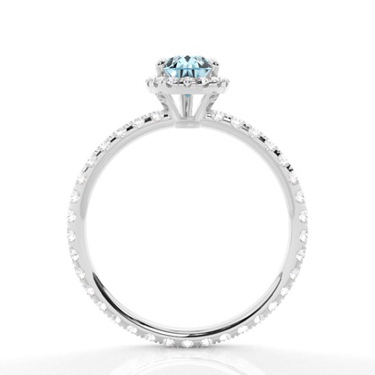 Tropfenförmiger Aquamarin Ring mit Seitensteinen in einer Krappenfassung