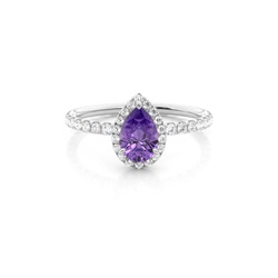 Tropfenförmiger Amethyst Ring mit Seitensteinen in einer Krappenfassung