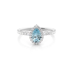 Tropfenförmiger Aquamarin Ring mit Seitensteinen in einer Krappenfassung