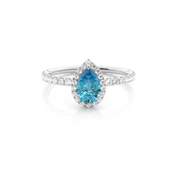 Tropfenförmiger Blautopas Ring mit Seitensteinen in einer Krappenfassung