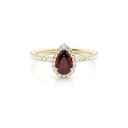 Tropfenförmiger Granat Ring mit Seitensteinen in einer Krappenfassung
