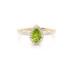 Tropfenförmiger Peridot Ring mit Seitensteinen in einer Krappenfassung