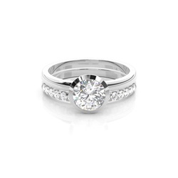Diamant Verlobungsring in einer Krappenfassung mit passenden Ring