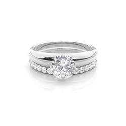 Diamant Verlobungsring in einer Krappenfassung mit passenden Ring