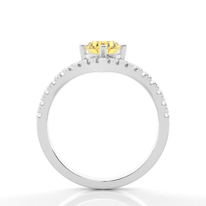 Verlobungsring mit gelbem Diamant und seitlichem Stein