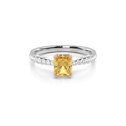 Anello di fidanzamento con pietra laterale di diamante giallo