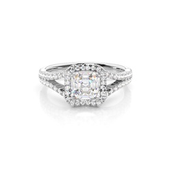 Anello Di Fidanzamento Del Diamante A Disposizione