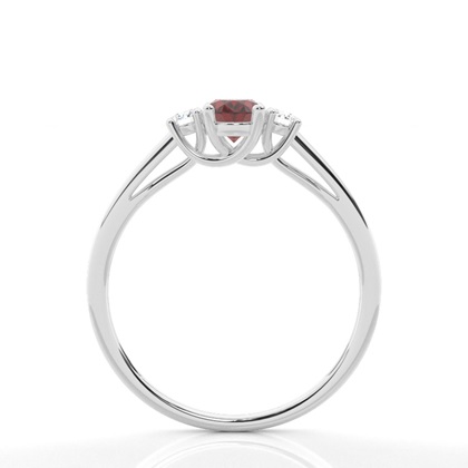 Ring mit drei Granatsteinen in einer Krappenfassung